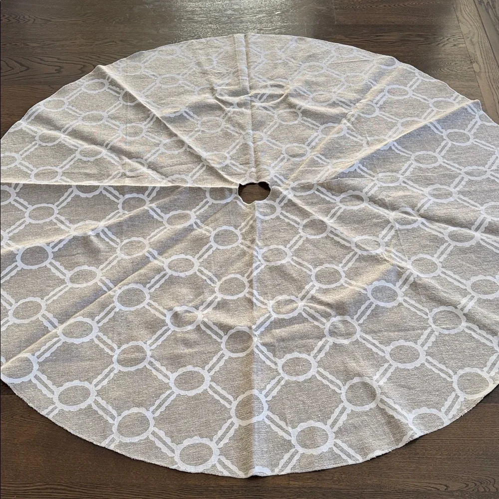 Crate&Barrel Noelle Ivory Christmas Tree Skirt NEW!  ✨ 60